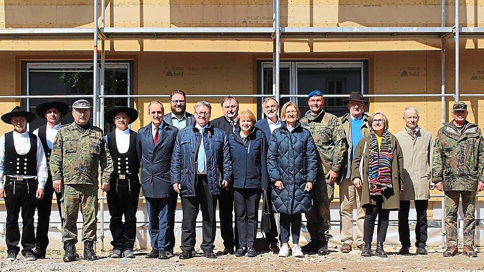 Die Gastgeber am Standort mit Handwerkern und Ehreng&auml;sten, darunter MdL Josef Zellmeier (7.v.l.), der den kurzfristig verhinderten Bauminister vertrat, Feldkirchens B&uuml;rgermeisterin Barbara Unger (9. v.l.) und Dr. Alexander G&ouml;tz aus dem Bundesverteidigungsministerium (5.v.l.).