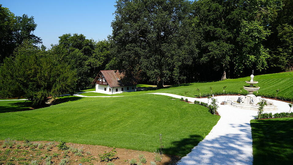 Er hat neuen Rasen verlegen lassen, die Wege sind neu aufgestreut.