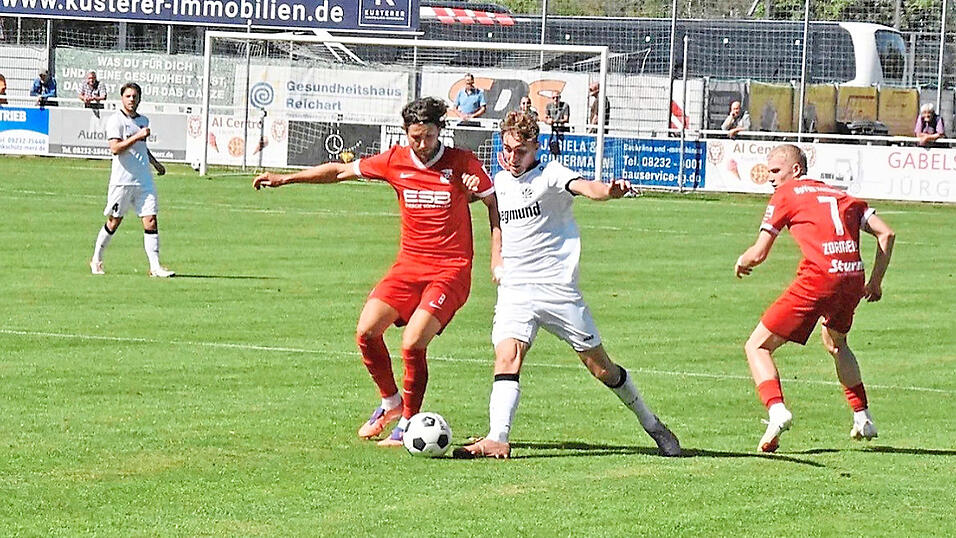 Hin und her wogt die Partie der SpVgg Hankofen - hier Marco Stefandl (l.) bei einem Zweikampf im Mittelfeld - in Schwabmünchen. Am Ende verteidigen die „Dorfbuam“ mit dem 3:3 immerhin Platz zwei. Hin und her wogt die Partie der SpVgg Hankofen - hier Marco Stefandl (l.) bei einem Zweikampf im Mittelfeld - in Schwabmünchen. Am Ende verteidigen die „Dorfbuam“ mit dem 3:3 immerhin Platz zwei.