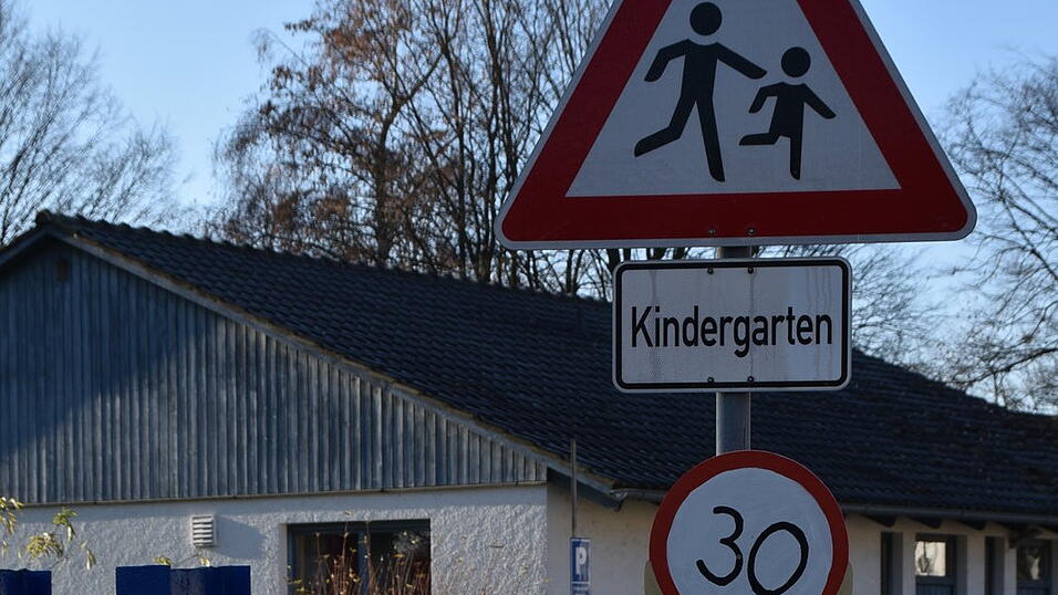 Kopflos stehen sie da: Die selbstgebastelten 'Tempo 30'-Schilder der Kindertagesstätte Kagers sind am Wochenende von Unbekannten beschädigt worden. Kopflos stehen sie da: Die selbstgebastelten 'Tempo 30'-Schilder der Kindertagesstätte Kagers sind am Wochenende von Unbekannten beschädigt worden.