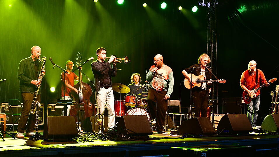 Dreiviertelblut pr&auml;sentierten sich zwischen Tradition und und Experimentierfreude.