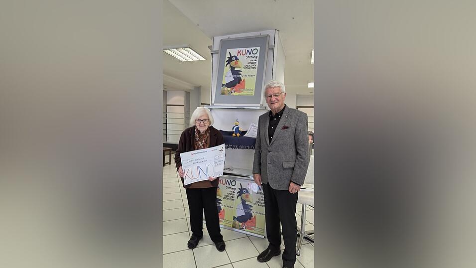 Marianne Kretschmer überreichte Theo Zellner für die Stiftung Kinder-Uniklinik Ostbayern einen symbolischen Scheck in Höhe von 2.100 Euro.