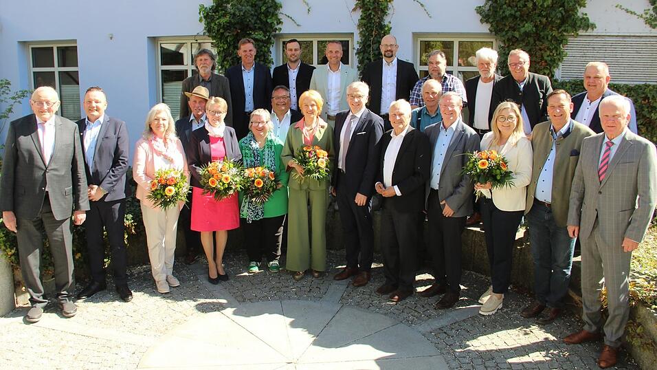 Landrat Werner Bumeder (vorne, 7. v. l.) und seine beiden Stellvertreter (vorne, 2. und 3. v. r.) Franz Gassner und Manuela W&auml;lischmiller verabschiedeten 25 Kreisr&auml;te, die dem n&auml;chsten Gremium nicht mehr angeh&ouml;ren werden.
