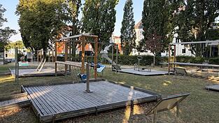 Die Geräte im kleinen Stadtpark ermöglichen bereits ein Ganzkörpertraining. Die Geräte im kleinen Stadtpark ermöglichen bereits ein Ganzkörpertraining.