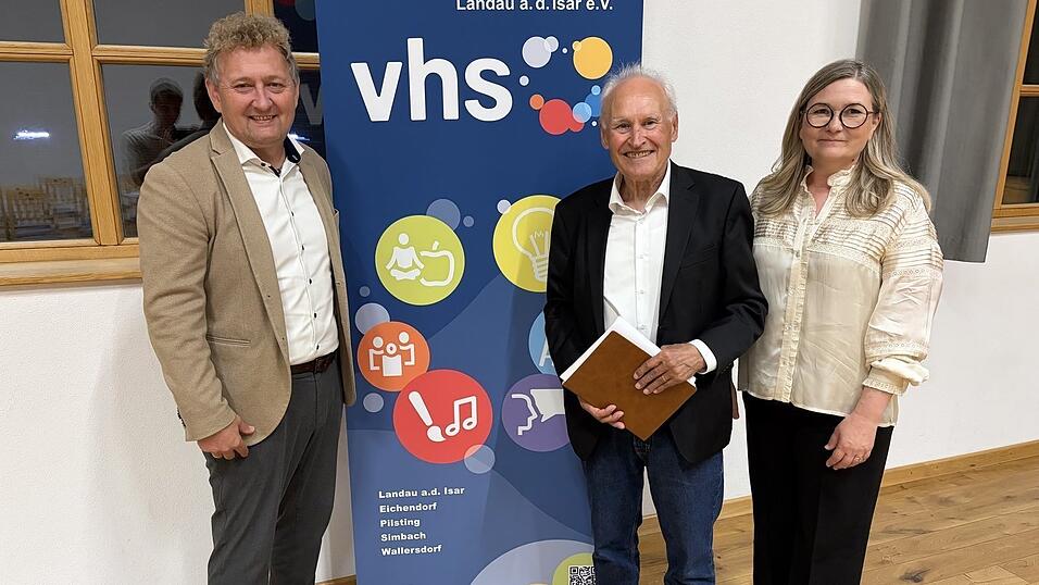 B&uuml;rgermeister Josef Beham (l.) und Manuela W&auml;lischmiller (r.) von der Verbands-Volkshochschule Landau freuten sich sichtlich &uuml;ber den Besuch von Philosoph Erwin Huber.