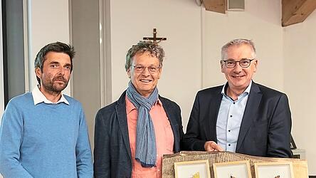 Dr. Jochen Späth erhielt handgemalte Schmetterlinge als Zeichen des Dankes für seine erfolgreiche Arbeit. Dr. Jochen Späth erhielt handgemalte Schmetterlinge als Zeichen des Dankes für seine erfolgreiche Arbeit.