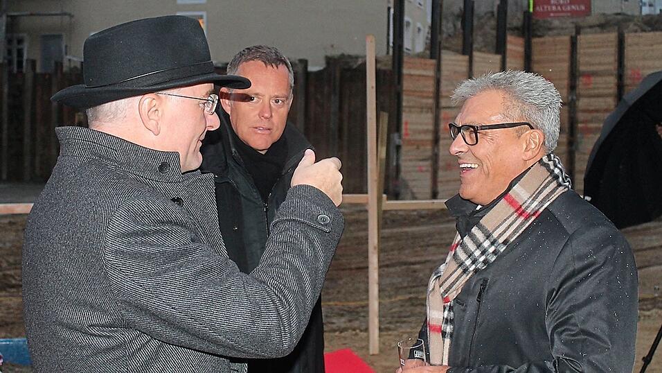 Nach aufwendigen Vorarbeiten habe man eine 'gute L&ouml;sung' gefunden, sagte OB Alexander Putz (links), hier im Gespr&auml;ch mit Mario Madeira Massano (rechts) und David Dempsey von der Lenbach Immobilien GmbH, die das Kloster-Projekt realisiert.