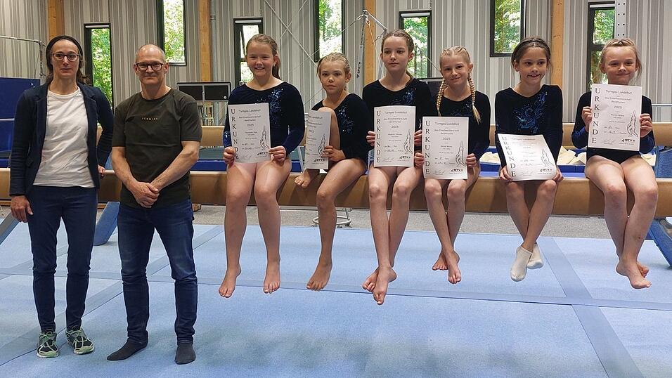 Die Teilnehmerinnen des SSC Landau am Schwebebalken nach dem zweiten Durchgang: (v.l.) Trainerin Cornelia Dörfler, Trainer Armin Landes, Alina Tkachenko, Isabella Skupien, Johanna Wegerer, Melina Meindl, Sarina Feldmeier und Helena Mochol.