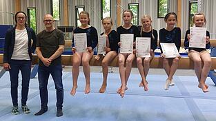 Die Teilnehmerinnen des SSC Landau am Schwebebalken nach dem zweiten Durchgang: (v.l.) Trainerin Cornelia Dörfler, Trainer Armin Landes, Alina Tkachenko, Isabella Skupien, Johanna Wegerer, Melina Meindl, Sarina Feldmeier und Helena Mochol.