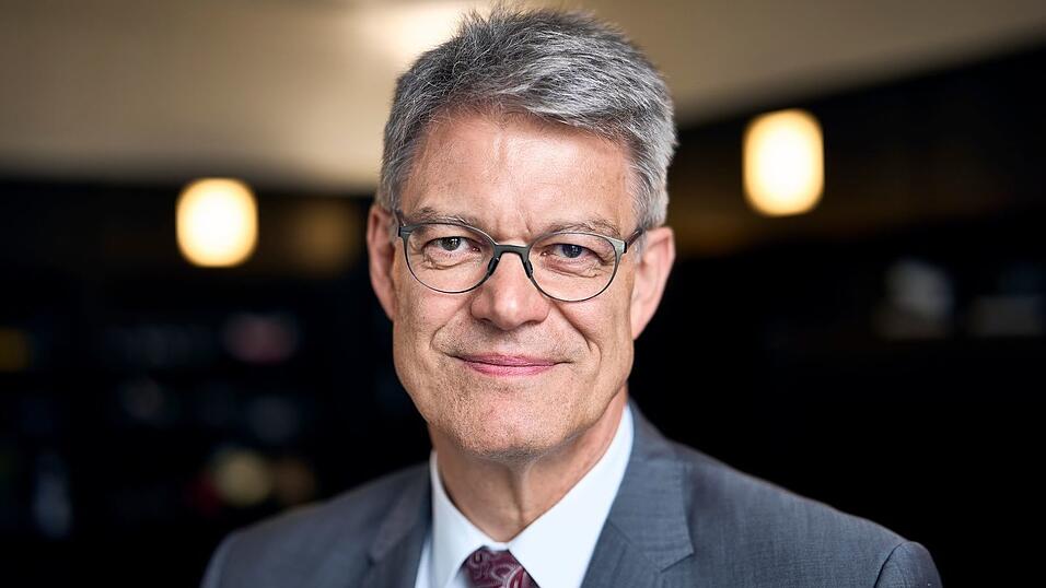 Für Minister Schnieder hängt mehr Pünktlichkeit nicht nur an Investitionen. (Archivbild) Für Minister Schnieder hängt mehr Pünktlichkeit nicht nur an Investitionen. (Archivbild)