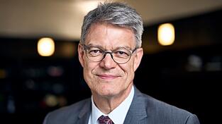 Für Minister Schnieder hängt mehr Pünktlichkeit nicht nur an Investitionen. (Archivbild) Für Minister Schnieder hängt mehr Pünktlichkeit nicht nur an Investitionen. (Archivbild)