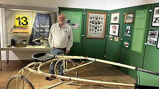 Prof. Günther Moosbauer, Leiter des Gäubodenmuseums, vor dem Sulky des Hengsts Simmerl aus Großenpinning, der zwischen 1963 und 1970 zu einer „Legende im Trabrennsport“ wurde - und sogar in New York erfolgreich war. Der Sulky ist Teil der Sonderausstellung „Straubing - Erstklassig“. Prof. Günther Moosbauer, Leiter des Gäubodenmuseums, vor dem Sulky des Hengsts Simmerl aus Großenpinning, der zwischen 1963 und 1970 zu einer „Legende im Trabrennsport“ wurde - und sogar in New York erfolgreich war. Der Sulky ist Teil der Sonderausstellung „Straubing - Erstklassig“.