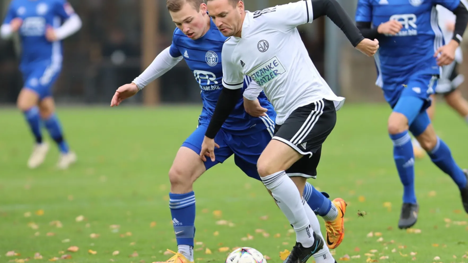 Die Neufraunhofner Kicker um Michael Gerauer (am Ball) sind die Au&szlig;enseiter schlechthin in der Landesliga S&uuml;dost. Nach einem holprigen Start k&auml;mpften sich die 'Grafen' aber zur&uuml;ck ins Rennen um den Klassenerhalt.