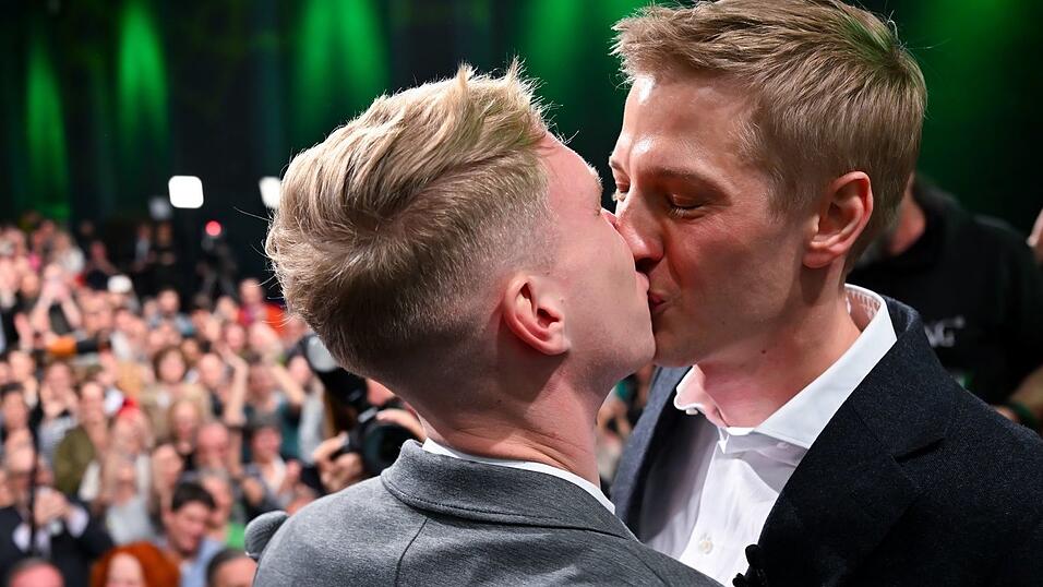 Krause mit seinem Partner am Abend seines Wahlsieges. Krause mit seinem Partner am Abend seines Wahlsieges.