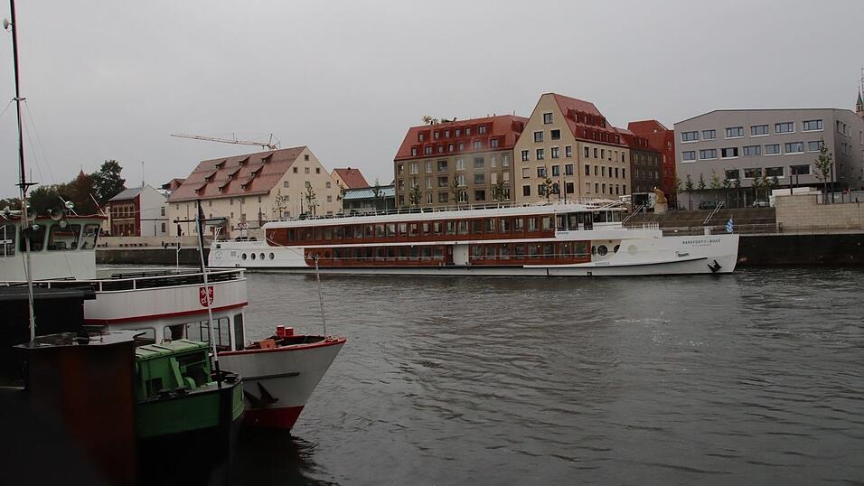 Das Barefoot Boat by Til Schweiger legte am Freitag in Regensburg an.