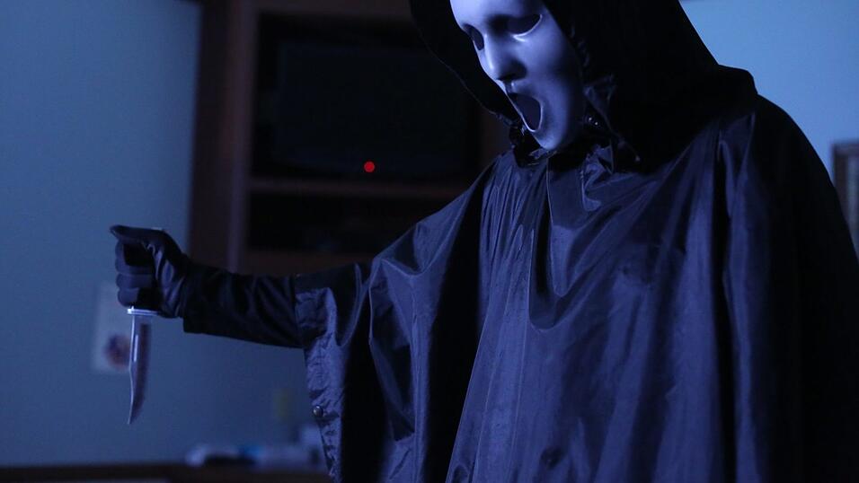 Ein maskierter Serienkiller macht in „Scream“ Jagd auf Emma und ihre Freunde.
