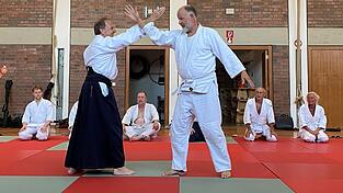 Konzentriert, aber mit breitem Lächeln, demonstriert Roland Hofmann (links) die neuste Aikido-Technik.