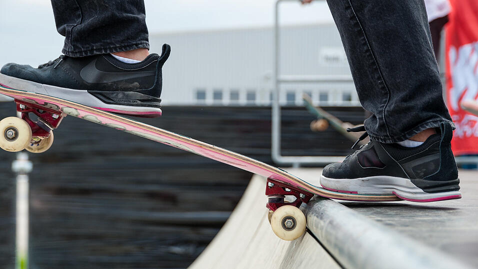 Auch am Samstag sind die Besucher auf dem Pfingst-Open-Air gut drauf. (Foto: Susanne Raith) Auch am Samstag sind die Besucher auf dem Pfingst-Open-Air gut drauf. (Foto: Susanne Raith)