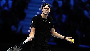 Alexander Zverev kann nur schwer fassen, dass er bei den ATP Finals in der Vorrunde gescheitert ist. Alexander Zverev kann nur schwer fassen, dass er bei den ATP Finals in der Vorrunde gescheitert ist.