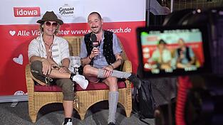 Der neue Standort am Eingang zur Ostbayernschau hat sich bereits am ersten Tag bewährt: 34 Singles setzten sich bei Max am Freitag auf die Couch. Vielleicht hat aber auch das Biermakerl zur Belohnung viele Teilnehmer angelockt... Der neue Standort am Eingang zur Ostbayernschau hat sich bereits am ersten Tag bewährt: 34 Singles setzten sich bei Max am Freitag auf die Couch. Vielleicht hat aber auch das Biermakerl zur Belohnung viele Teilnehmer angelockt...