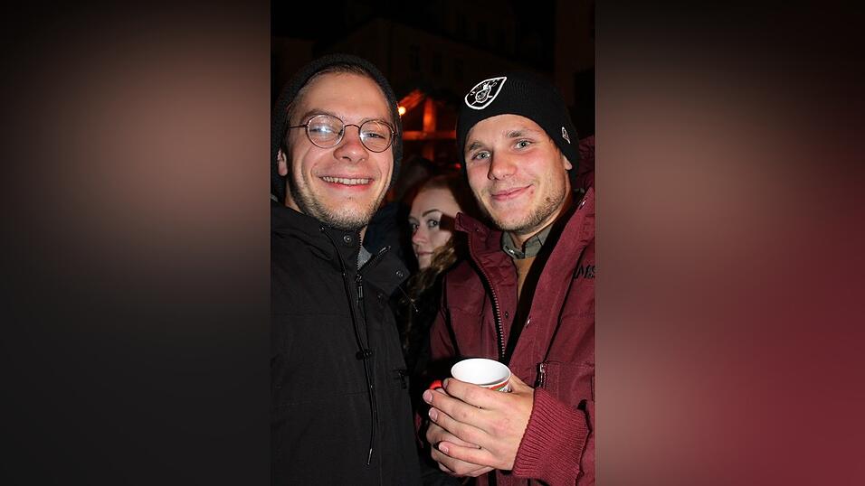 Seit einigen Jahren gehört auch die Weihnachtspyramide am Bischof-Sailer-Platz zur festen Institution zur Weihnachtszeit in Landshut, und ist vor allem bei der jüngeren Generation sehr beliebt. Seit einigen Jahren gehört auch die Weihnachtspyramide am Bischof-Sailer-Platz zur festen Institution zur Weihnachtszeit in Landshut, und ist vor allem bei der jüngeren Generation sehr beliebt.