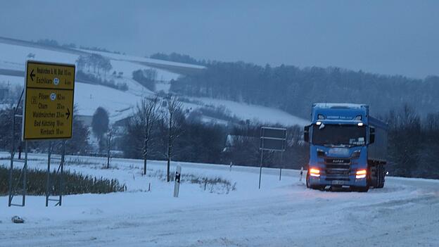 Schnee auf der B20 im Bayerwald. Schnee auf der B20 im Bayerwald.