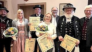 Bei den Ehrungen (v.l.) Josef Korber, Gabriele Ertl, Peter Kroschwald, Ursula Eibl, Ludwig Fl&ouml;&szlig;er, Werner Kalinetz und Bernd Scheumaier.