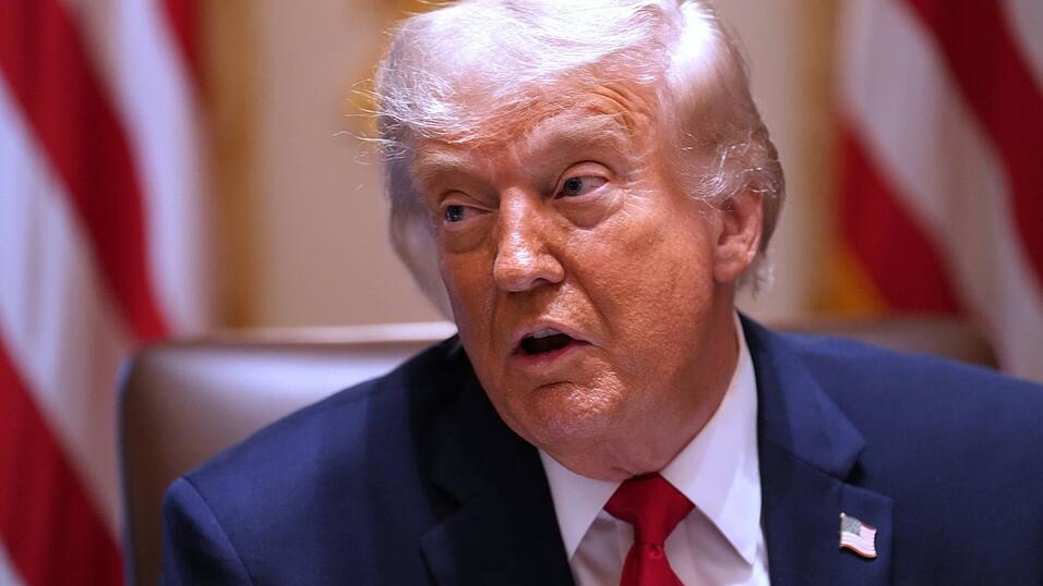 Donald Trump lockerte zunächst die Regeln für die KI-Industrie. (Archivbild) Donald Trump lockerte zunächst die Regeln für die KI-Industrie. (Archivbild)
