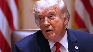 Donald Trump lockerte zun&auml;chst die Regeln f&uuml;r die KI-Industrie. (Archivbild)