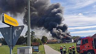 Auf einem landwirtschaftlichen Anwesen bei Vilsbiburg ist am Sonntag ein Feuer ausgebrochen. Die Einsatzkräfte sind vor Ort. Auf einem landwirtschaftlichen Anwesen bei Vilsbiburg ist am Sonntag ein Feuer ausgebrochen. Die Einsatzkräfte sind vor Ort.
