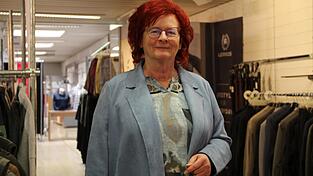 Über 15 Jahre lang leitete Monika Aumiller die Geschicke des Modehauses Aumiller am Unteren Markt in Arnstorf. Über 15 Jahre lang leitete Monika Aumiller die Geschicke des Modehauses Aumiller am Unteren Markt in Arnstorf.