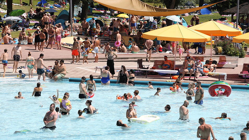 Warum in die Ferne schweifen, wenn das gute liegt so Nah. Das herrliche Sommerwetter bei hei&szlig;en Temperaturen &uuml;ber 30 Grad bietet auch daheim jede Menge Badespa&szlig; f&uuml;r Jung und Alt wie hier zum Beispiel im Taufkirchener Waldbad, ein Freizeitparadies f&uuml;r Jedermann Gluthitze am Fronleichnamsfeiertag konnten &uuml;ber 2.800 Besucher gez&auml;hlt werden und am letzten Pfingstferientag am Sonntagnachmittag, 22. Juni gab es einen Besucheransturm im Taufkirchener Freibad 'Waldbad' mit &uuml;ber 3.000 Badebesuchern und G&auml;sten.