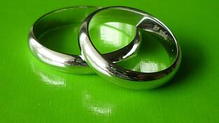 Vor der Hochzeit hält die Braut ihren Junggesellinnenabschied...