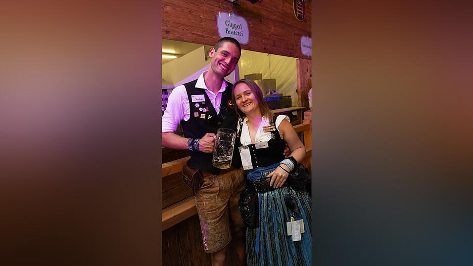 Als die Kapelle Josef Menzl am Montag, 10. August, im Festzelt Weckmann aufspielte, war die Stimmung ausgelassen. Als die Kapelle Josef Menzl am Montag, 10. August, im Festzelt Weckmann aufspielte, war die Stimmung ausgelassen.