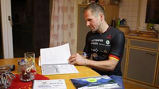 Rainer Steinberger bl&auml;ttert durch das Roadbook. 'Da ist jede Kreuzung drin, das H&ouml;henprofil und wo potenziell Sand auf den Stra&szlig;en liegt', sagt er. Will er da nochmal hin?