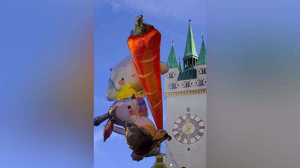 Nicht nur Folienballons mit &ouml;sterlichen Motiven - ob M&ouml;hre, Hase oder Lamm - sind bei der Auftaktaktion f&uuml;r den Sonnenzug am Karsamstag vor dem Verlagshaus Straubinger Tagblatt am Ludwigsplatz erh&auml;ltlich.