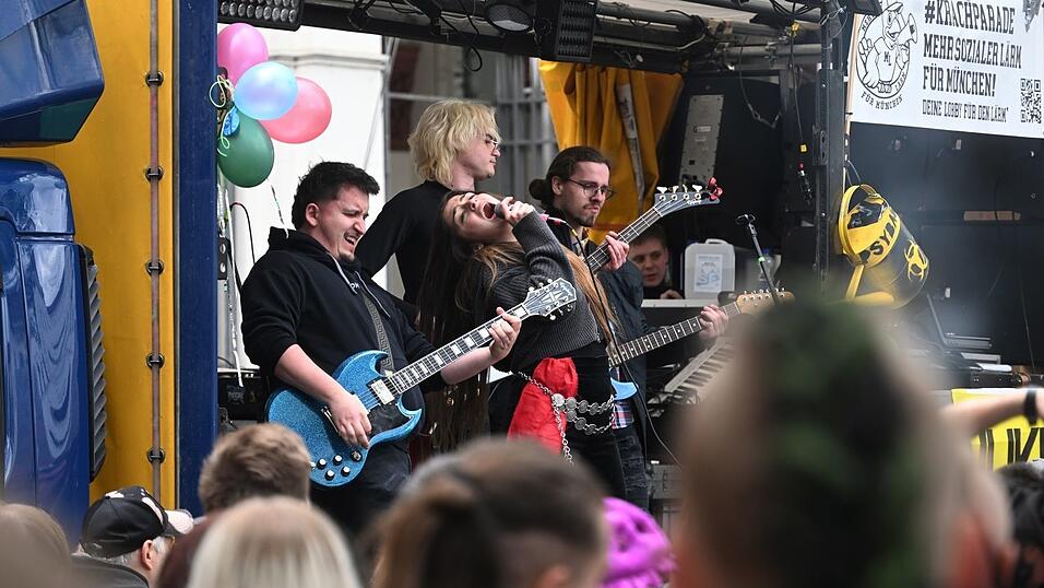 Die Band Toxic Pills nahm ebenfalls an der M&uuml;nchner &laquo;Krachparade&raquo; teil.