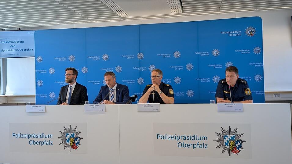 Die Polizei äußert sich auf einer Pressekonferenz zur Tat in einer Regensburger Bankfiliale. Die Polizei äußert sich auf einer Pressekonferenz zur Tat in einer Regensburger Bankfiliale.