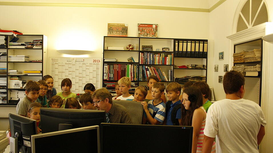 Die 4a und 4b der Grundschule Alburg besuchte am Donnerstag, 11. Juli, zusammen mit ihren Lehrerinnen Frau Scheer und Frau Schill das Verlagshaus des Straubinger Tagblatts. (Foto: Pfeffer) Die 4a und 4b der Grundschule Alburg besuchte am Donnerstag, 11. Juli, zusammen mit ihren Lehrerinnen Frau Scheer und Frau Schill das Verlagshaus des Straubinger Tagblatts. (Foto: Pfeffer)