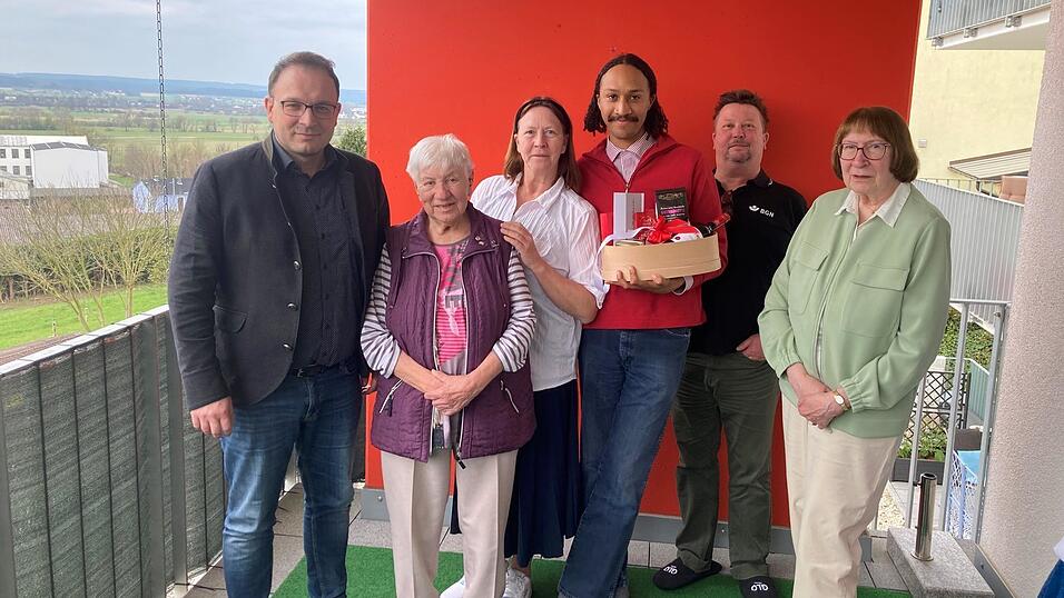 Eva Kleinecke (Zweite von links) umringt von ihren Gratulanten am Mittwochvormittag: B&uuml;rgermeister Martin Stoiber, Tochter Sabine, Enkel Robin, Sohn Tim und Schwester Elli (von links).