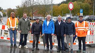 Bei einer Besichtigung haben sich Landrat Werner Bumeder (Mitte), Moosthennings Bürgermeister Anton Kargel und Richard Wagner (Sachgebietsleiter Tiefbau am Landratsamt) über den Baufortschritt informiert. Bei einer Besichtigung haben sich Landrat Werner Bumeder (Mitte), Moosthennings Bürgermeister Anton Kargel und Richard Wagner (Sachgebietsleiter Tiefbau am Landratsamt) über den Baufortschritt informiert.