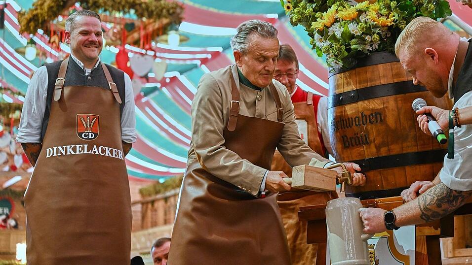 Erst nach dem Fassanstich darf auch in den anderen sieben Zelten Bier ausgeschenkt werden. Erst nach dem Fassanstich darf auch in den anderen sieben Zelten Bier ausgeschenkt werden.
