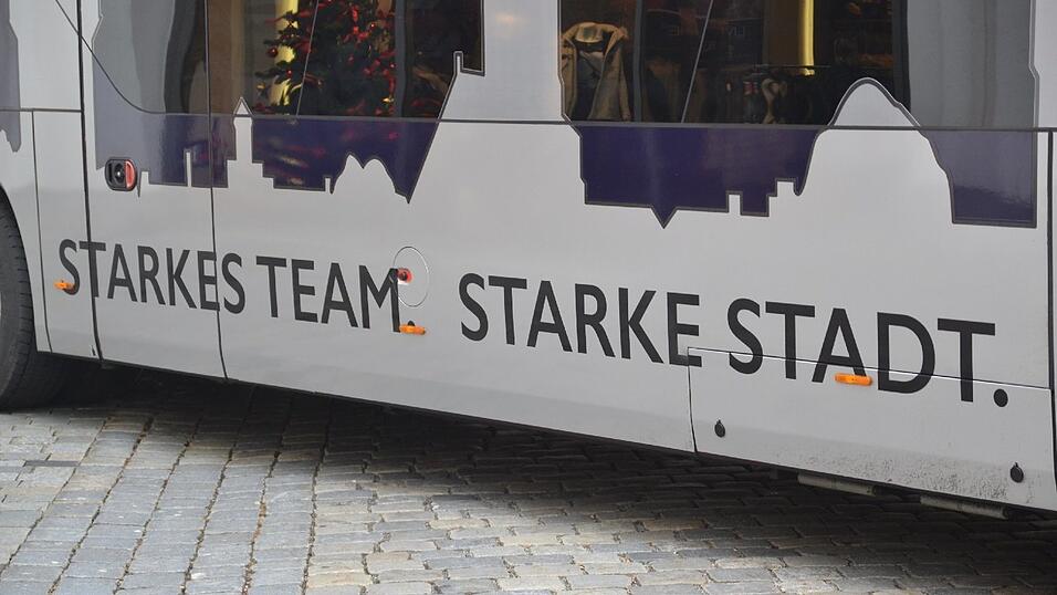 Ihren neuen Mannschaftsbus stellten die Straubing Tigers am Dienstag vor. Ihren neuen Mannschaftsbus stellten die Straubing Tigers am Dienstag vor.