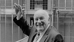 Der langjährige CSU-Bundestagsabgeordnete Ernst Hinsken ist Ende August im Alter von 77 Jahren gestorben.