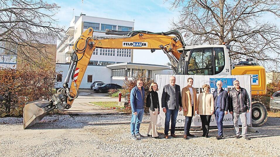 Freuen sich, dass es losgeht: Hans Feldbauer (Mitte) von der gleichnamigen Firma und sein Team zusammen mit Landrat Franz Löffler (Dritter von links) sowie (von rechts) Klaus Fischer und Dr. Thomas Koch von Sana sowie Bürgermeisterin Alexandra Riedl. Freuen sich, dass es losgeht: Hans Feldbauer (Mitte) von der gleichnamigen Firma und sein Team zusammen mit Landrat Franz Löffler (Dritter von links) sowie (von rechts) Klaus Fischer und Dr. Thomas Koch von Sana sowie Bürgermeisterin Alexandra Riedl.