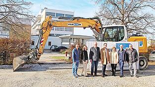 Freuen sich, dass es losgeht: Hans Feldbauer (Mitte) von der gleichnamigen Firma und sein Team zusammen mit Landrat Franz Löffler (Dritter von links) sowie (von rechts) Klaus Fischer und Dr. Thomas Koch von Sana sowie Bürgermeisterin Alexandra Riedl. Freuen sich, dass es losgeht: Hans Feldbauer (Mitte) von der gleichnamigen Firma und sein Team zusammen mit Landrat Franz Löffler (Dritter von links) sowie (von rechts) Klaus Fischer und Dr. Thomas Koch von Sana sowie Bürgermeisterin Alexandra Riedl.