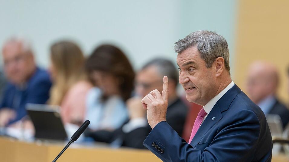 Der erhobene Zeigefinger war eine echte Ausnahme in der Rede. Sprachlich reichte Söder auch der Opposition die Hand. Der erhobene Zeigefinger war eine echte Ausnahme in der Rede. Sprachlich reichte Söder auch der Opposition die Hand.
