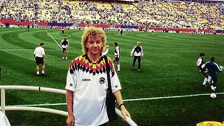 Gibts wirklich nur „ein Rudi Völler“? Helmut Ginzinger vor 32 Jahren im Soldier Field Stadium in Chicago. Gibts wirklich nur „ein Rudi Völler“? Helmut Ginzinger vor 32 Jahren im Soldier Field Stadium in Chicago.