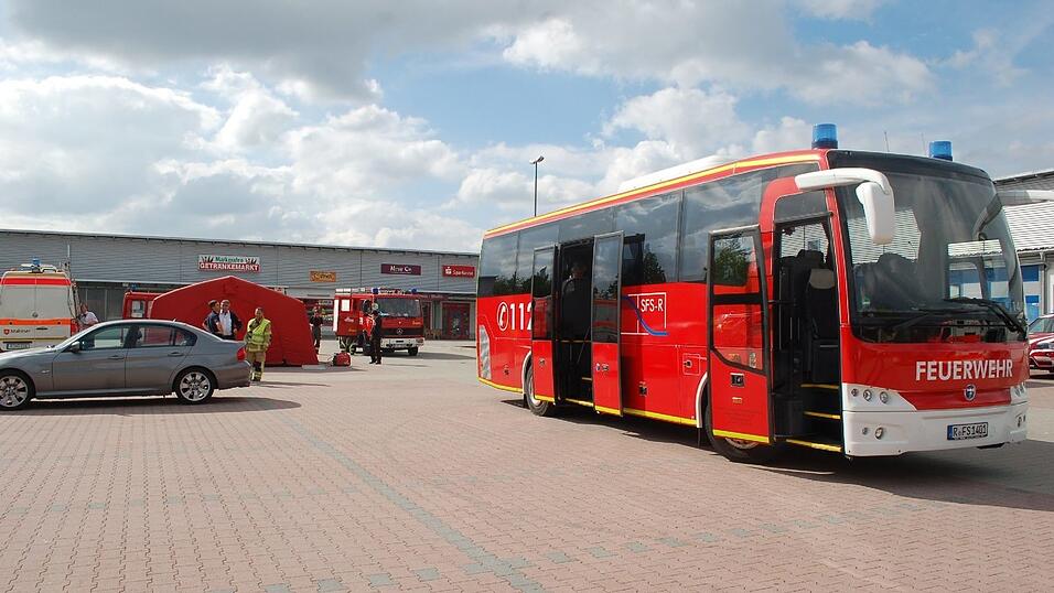 Rund sechs Stunden mussten knapp 1.600 Anwohner am Freitag im Regensburger Stadtteil Schwabelweis nach dem Fund einer Fliegerbombe aus dem 2. Weltkrieg ausharren. Gegen 18 Uhr konnte die Bombe erfolgreich entschärft werden. Rund sechs Stunden mussten knapp 1.600 Anwohner am Freitag im Regensburger Stadtteil Schwabelweis nach dem Fund einer Fliegerbombe aus dem 2. Weltkrieg ausharren. Gegen 18 Uhr konnte die Bombe erfolgreich entschärft werden.