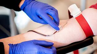 Weniger Menschen spenden in Bayern Blut. Die Region scheint nicht betroffen zu sein: Im Cham gibt es j&auml;hrlich 600 Erstspender.